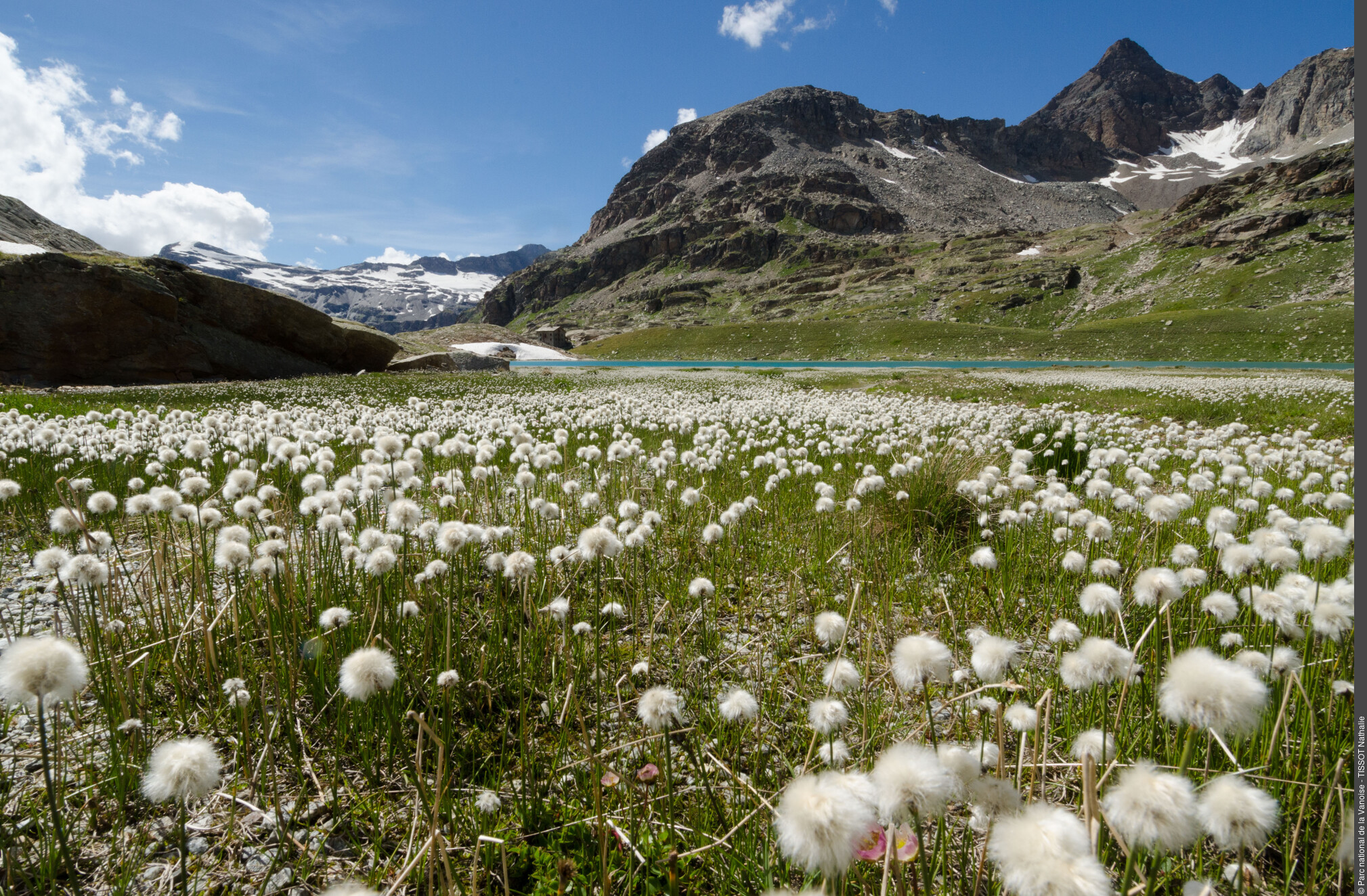 Vue sur le Lac Blanc et le refuge du Carro