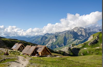 Le refuge de la Valette devant le Roc du Tambour