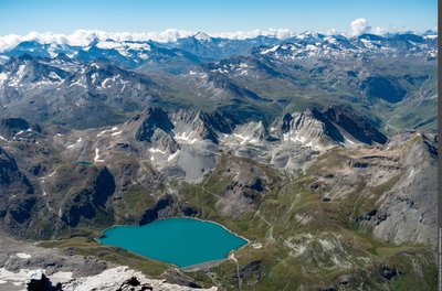 Lac de la Sassière dominé par la Pointe de la Bailletaz