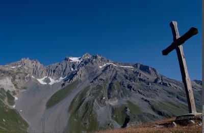 La croix de la Loza avec vue sur la Dent Parrachée