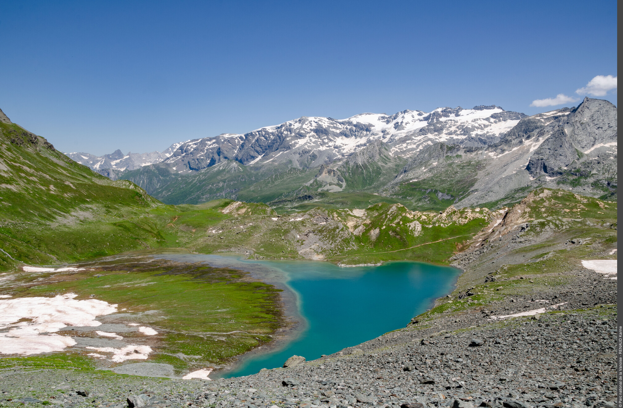 Le Lac Blanc avec à l'arrière plan, la calotte glaciaire des glaciers de la Vanoise