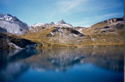 L'Aiguille du Dôme se reflétant dans le Lac de la Sassière