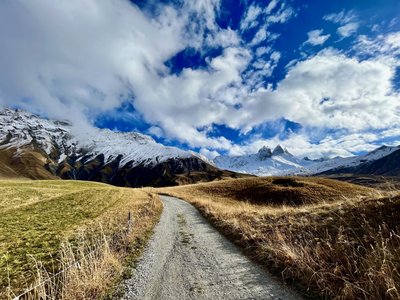 Sentier découverte, face aux Aiguilles d'Arves