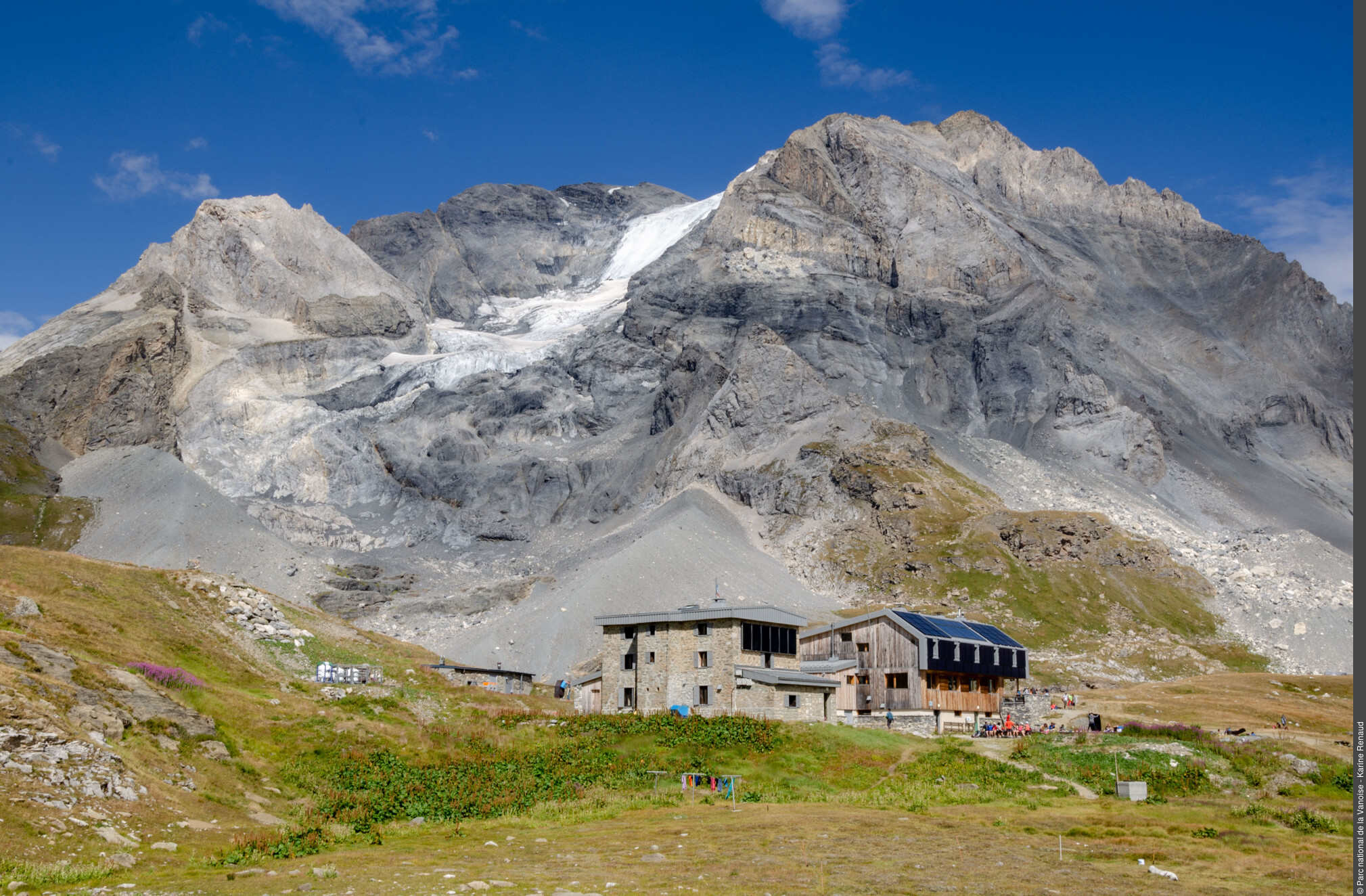 Le refuge du Col de la Vanoise, la Grande Casse et le Glacier des Grands Couloirs.