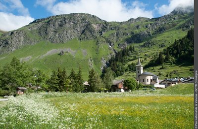 Le hameau du Bois et l'église Saint-Clair. Vue partielle du refuge-porte PNV du Bois (en contrebas à g.)