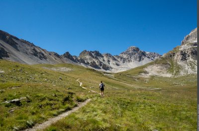 Sentier qui traverse le Vallon de la Sache et qui mène au Col de la Sachette