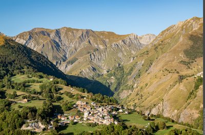 Hameau du Châtelard à l'entrée de la vallée des Encombres