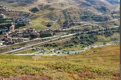 Le hameau des Bruyères et son plan d'eau