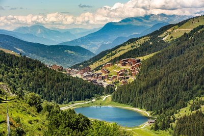 Vue sur le lac de Tueda et Méribel-Mottaret