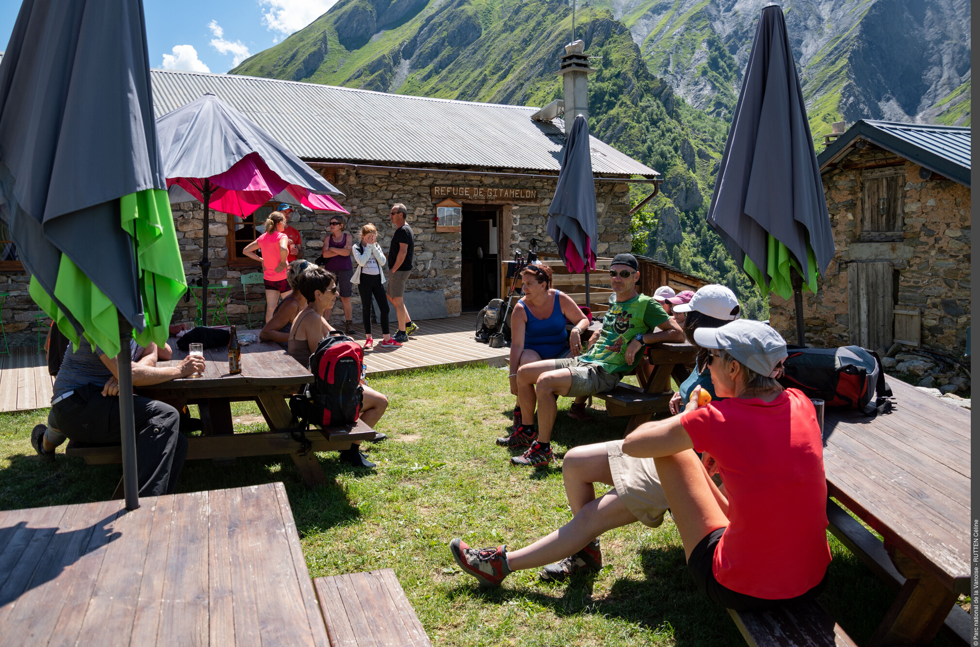 Randonneurs sur la terrasse du refuge de Gittamelon