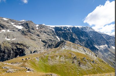 Le refuge de la Valette au pied du Dôme des Sonnailles
