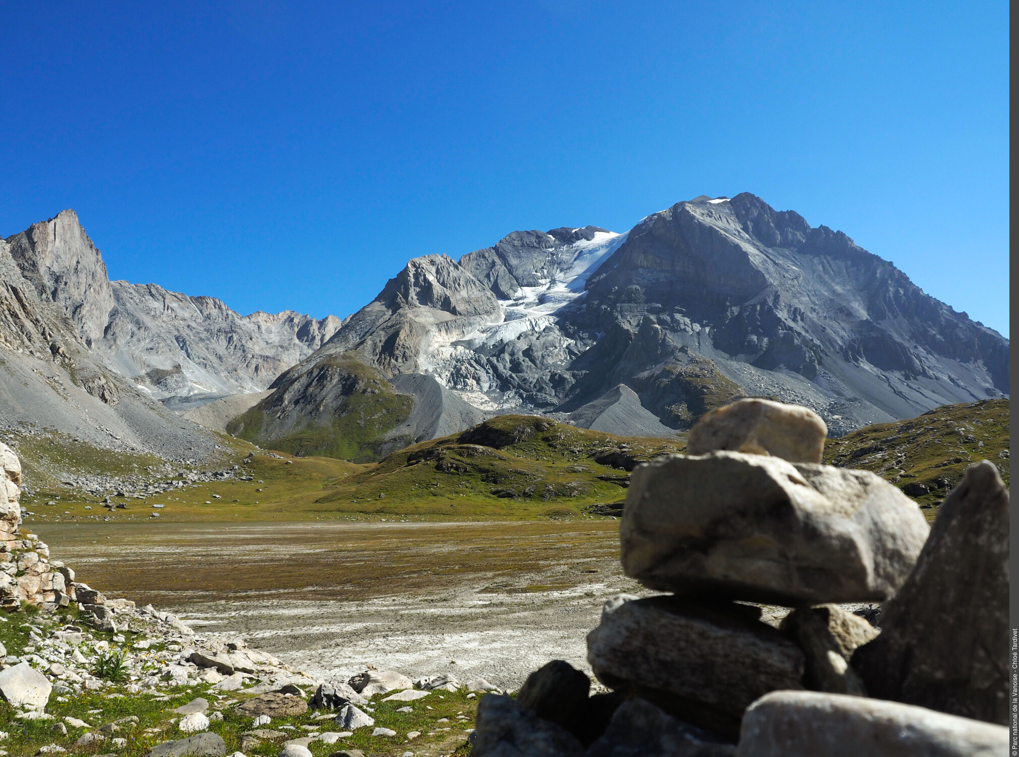 Le lac des Assiettes, la Grande Casse et le glacier des Grands Couloirs.
